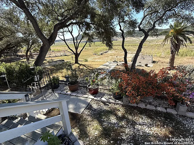 3 bed, 2.5 bath, 2944 sqft, $2,200 — Photo 4