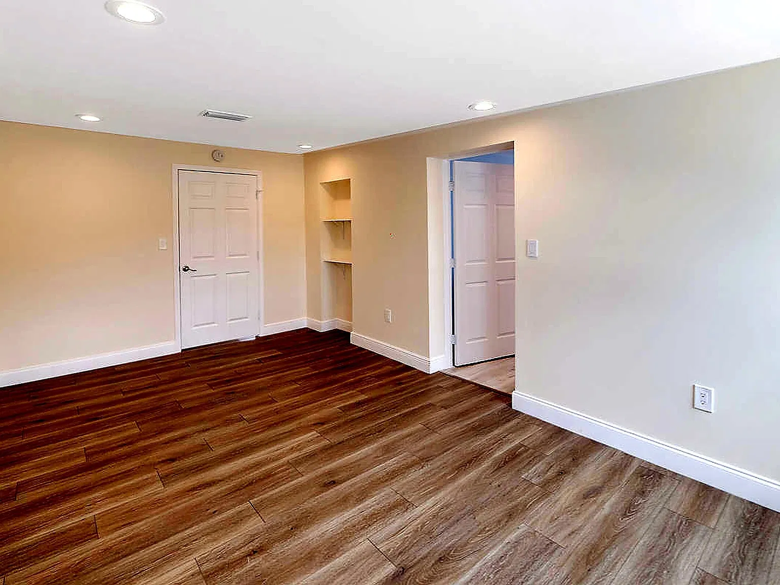 4 bed, 1.5 bath, 1701 sqft, $3,900 — Photo 2