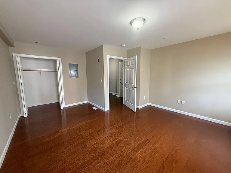 51 Chelsea St #1R — Photo 5