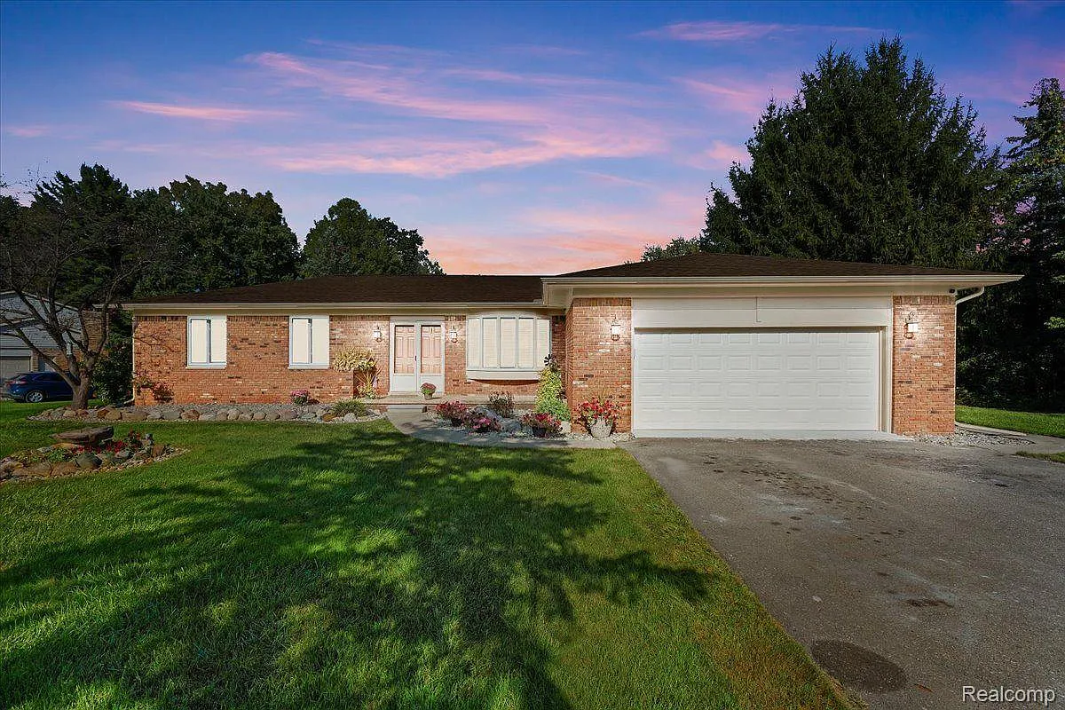 1470 Long Lake Dr photo 1