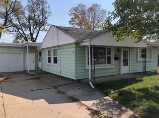 3608 Oakland Rd NE, Cedar Rapids, IA 52402