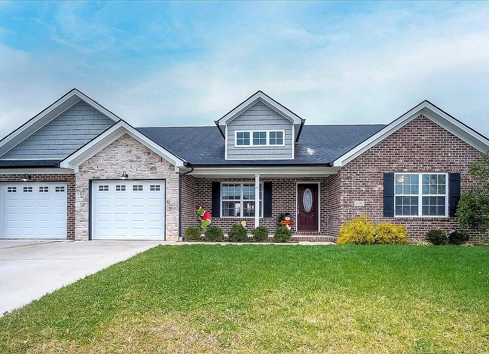 1st image of 636 E Chelsea Dr