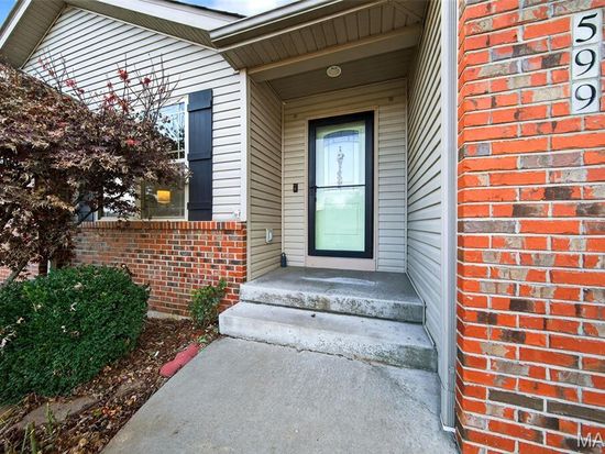 599 Crestfall Dr, Washington, MO 63090