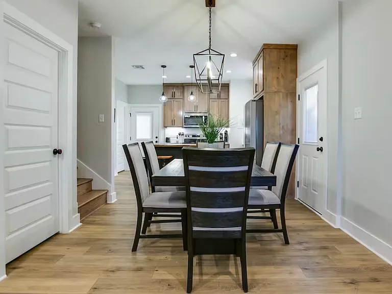 1045 Holiday Dr — Photo 8