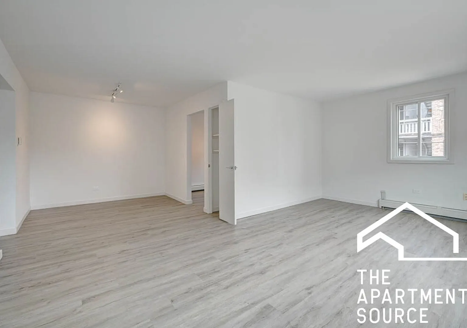 Fully Renovated 2 Bed/1.5 Bath in Rogers Park! — Photo 3