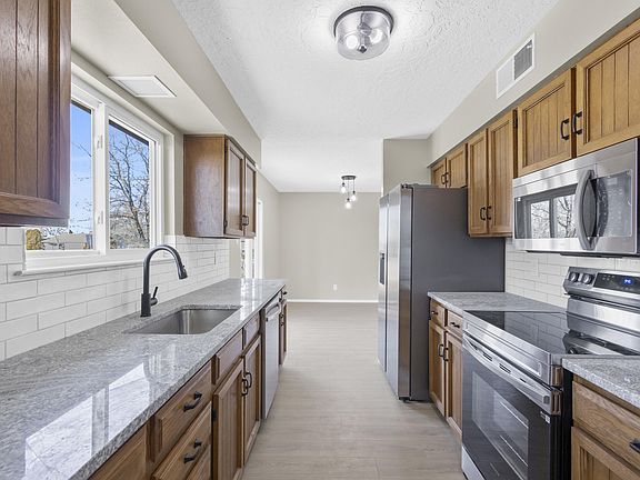 4th image of 647 Duchess Dr NE