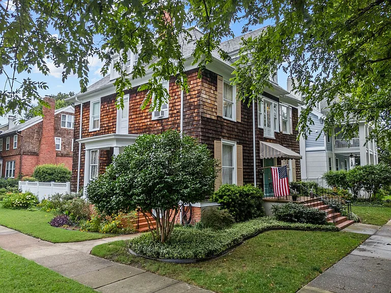 Timeless Ghent Home features charm and elegance in Historic Stockley Gardens — Photo 41