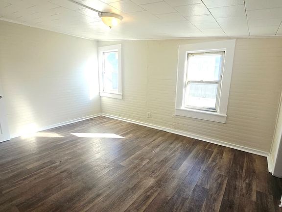 4th image of 76 Pearsall Ave #1A