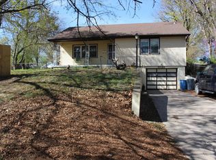 3121 Gene Field Rd, Saint Joseph, MO 64506