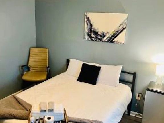 3rd image of 1000 Heather Ln Room 2