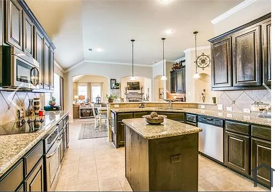 4 bed, 2521 sqft, $3,899 — Photo 3