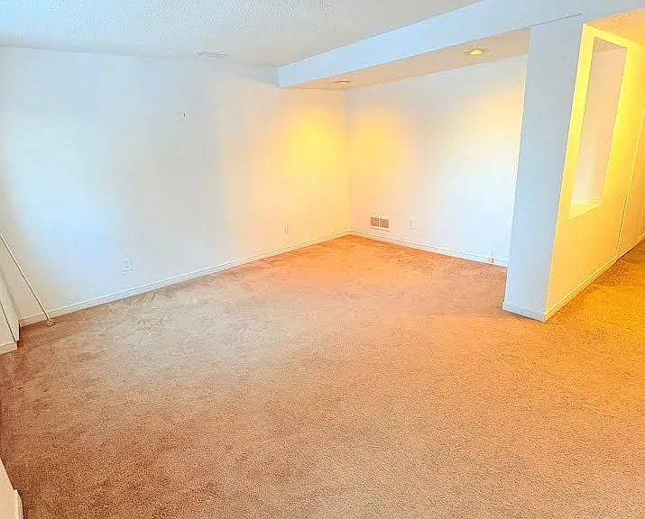 607 Gibney Cres — Photo 23