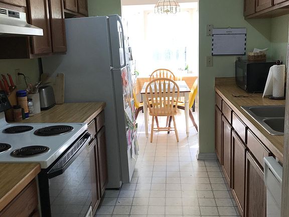3rd image of 2132 Monument Dr