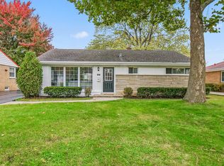 905 Meadowlark Ln, Glenview, IL 60025