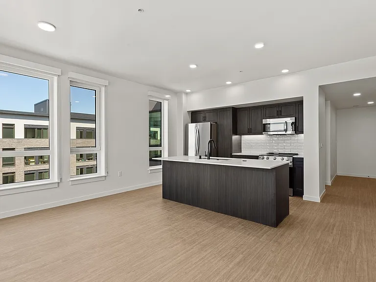 440 West — Photo 3