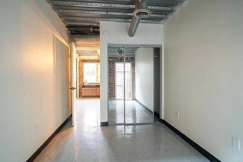 Building Photo - 15 Burbank Dr SW #3