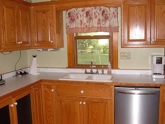 Eat-in kitchen with Energy Star appliances