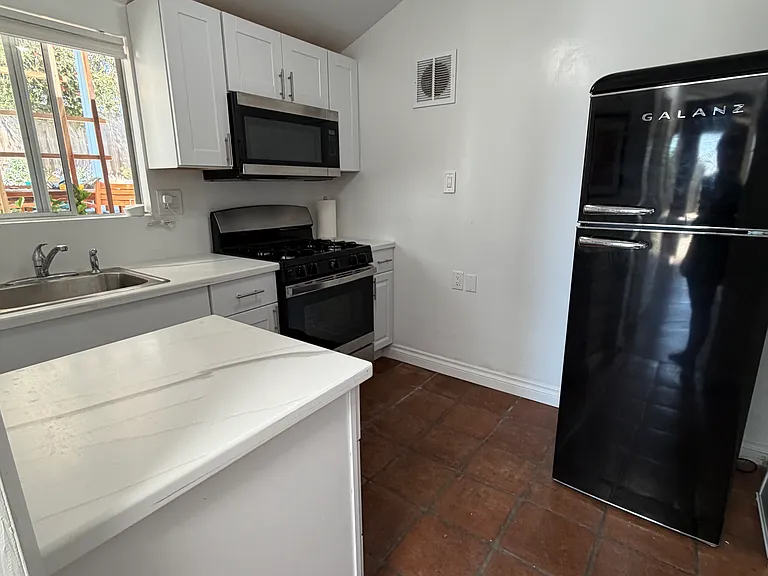 302 Barbara Ave #B — Photo 10