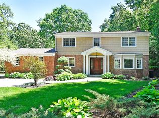 4 Greenbriar Ln, Dix Hills, NY 11746