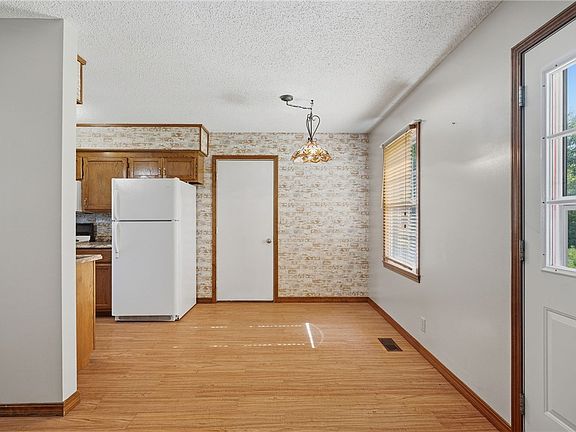 5th image of 111 Amber St