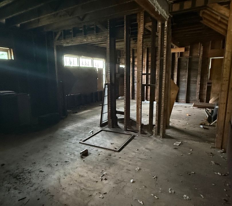 2nd image of 2132 9th St