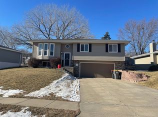5621 NW Fairway Dr, Lincoln, NE 68521