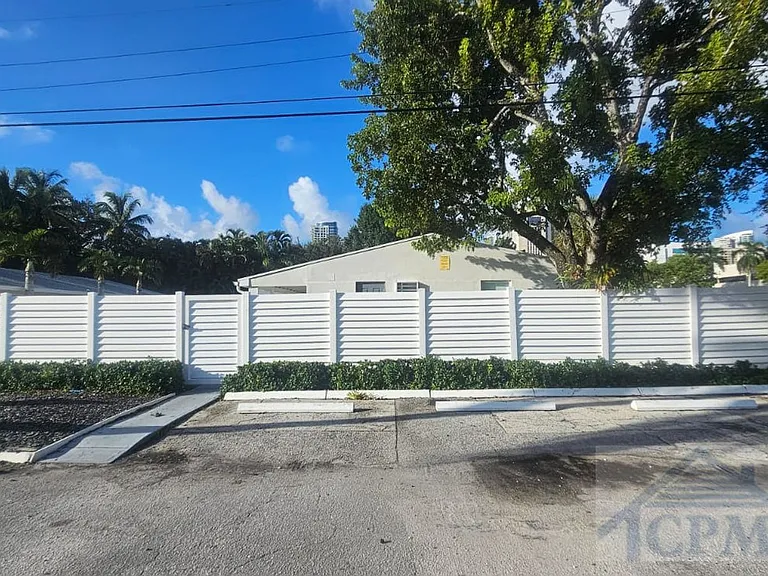 9 SW 10th St — Photo 30