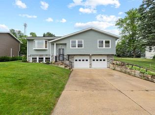 405 Hampton Dr, Williamsburg, IA 52361