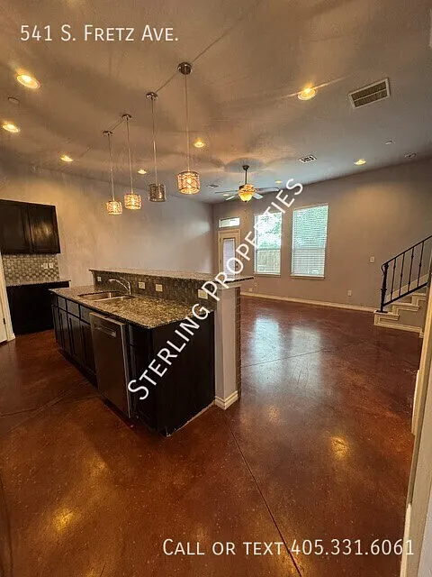 Building Photo - 541 S Fretz Ave