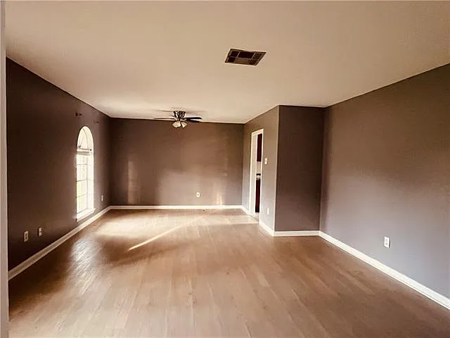 2209 Hampton Dr — Photo 2