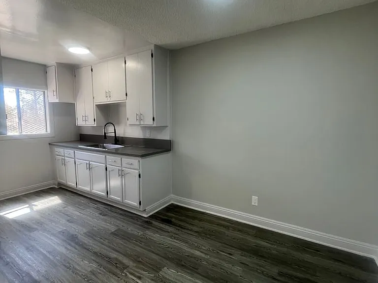 11530 S Normandie Ave — Photo 7