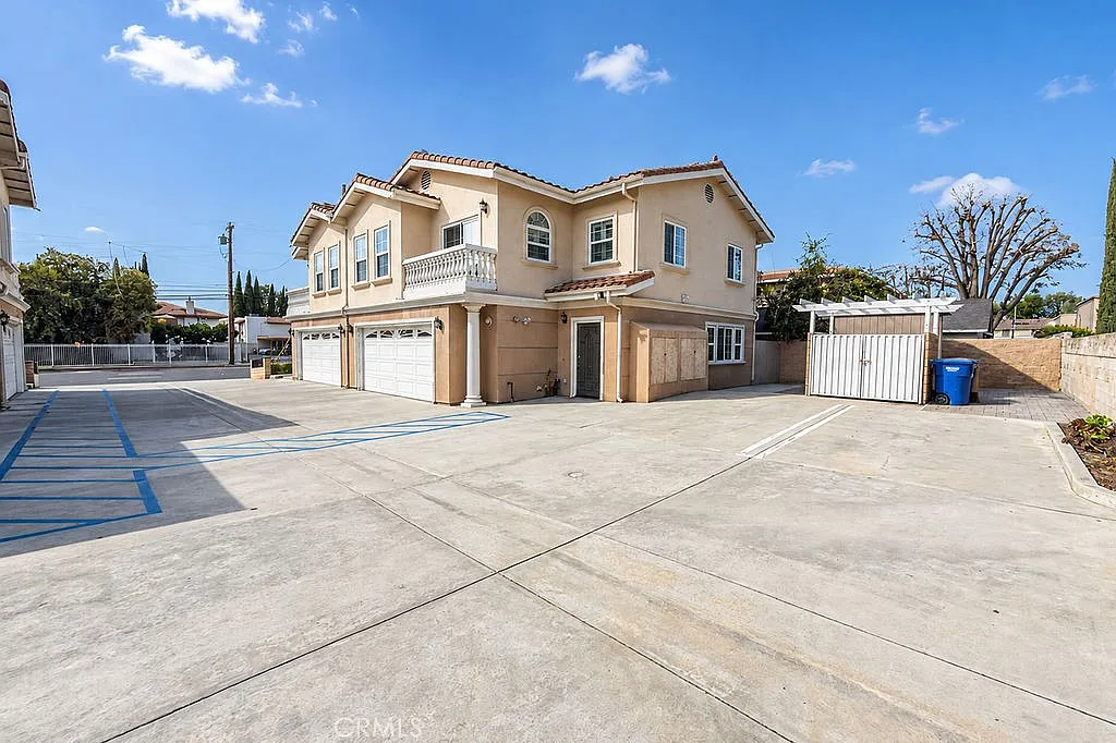 3 bed, 2.5 bath, 1680 sqft, $3,900 — Photo 3