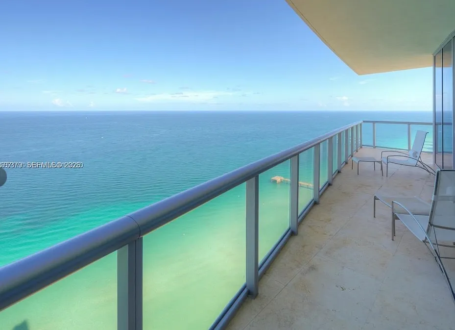 17001 Collins Ave #4301