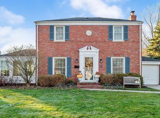 2 Iroquois Dr, Clarendon Hills, IL 60514