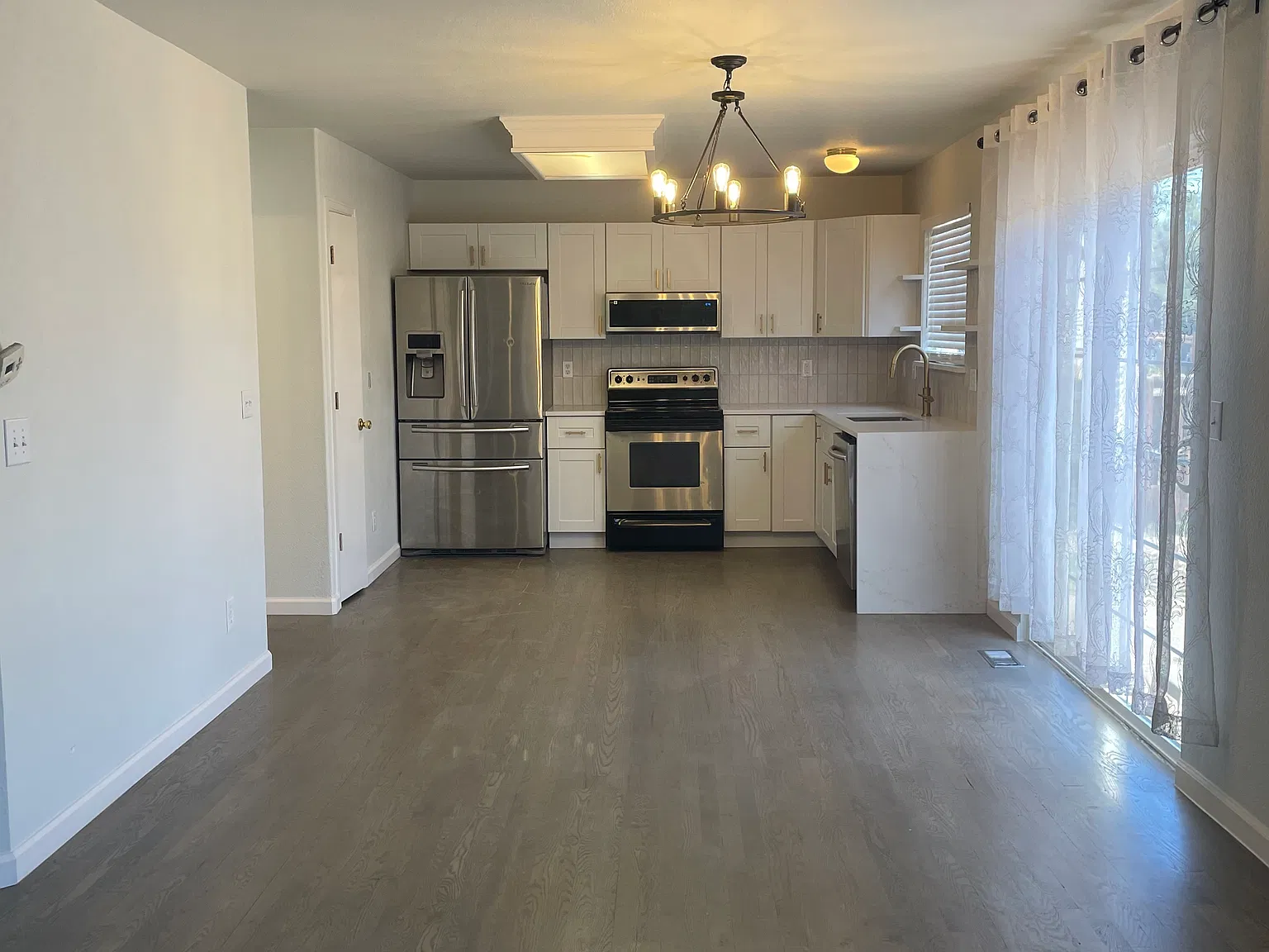 5 bed, 3.5 bath, 2708 sqft, $3,595 — Photo 4