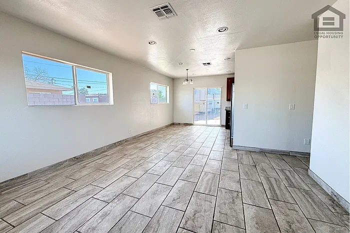 3 bed, 2.0 bath, 1100 sqft, $2,199 — Photo 4