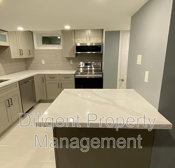 369 Applegrove Ave #LOWER — Photo 9