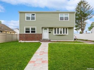 828 Bruce Dr, Wantagh, NY 11793