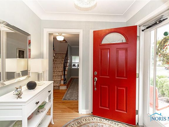 3rd image of 2929 Meadowwood Dr