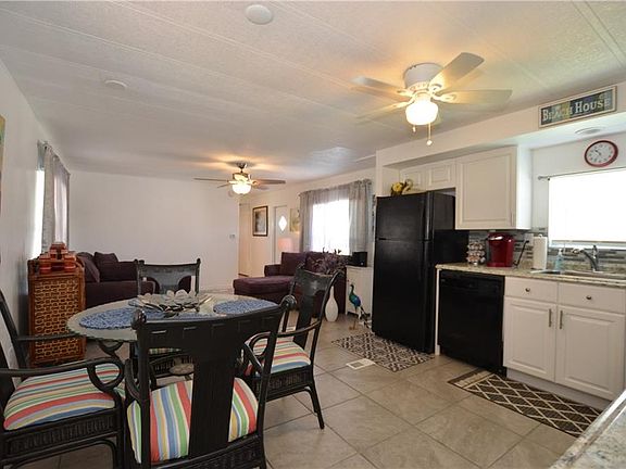 5th image of 924 Laurel Cir
