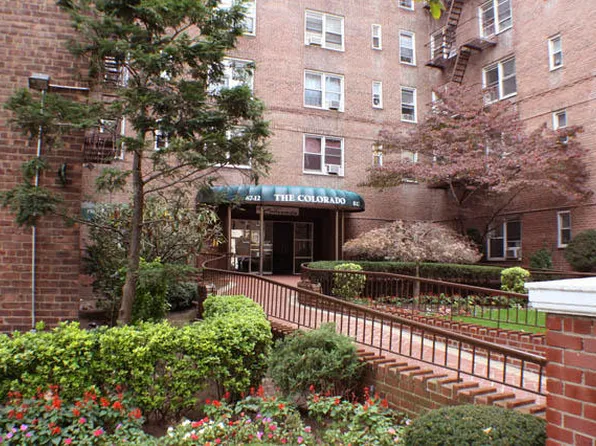 67-12 Yellowstone Boulevard image 1 of 2