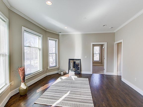5th image of 609 E Lloyd St #611