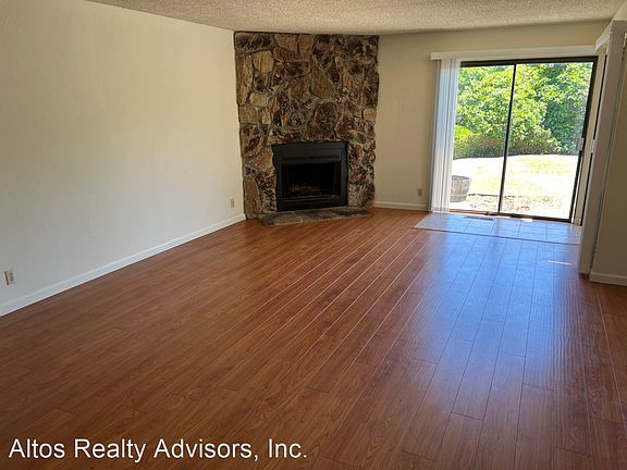 2nd image of 279 Leslie Ct #2