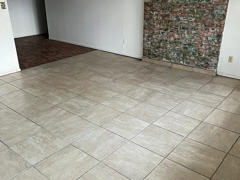 1911 Redbud St — Photo 2