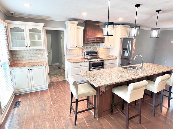 5th image of 423 Lakeshore Dr
