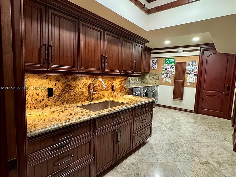 10445 Canterbury Ct — Photo 83