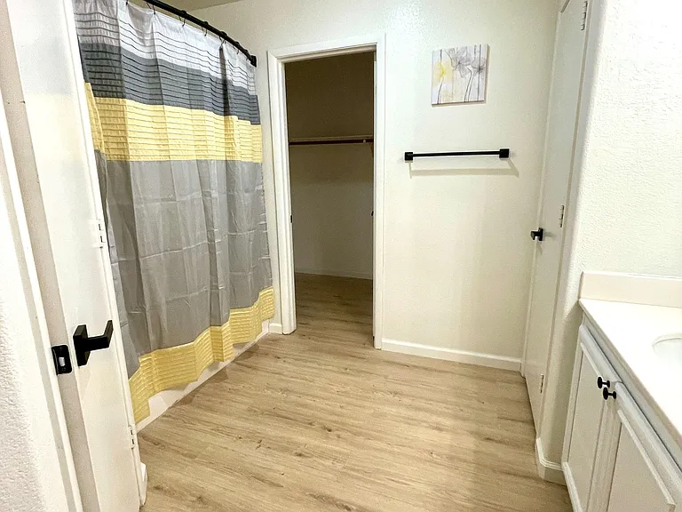 Private en suite bathroom with Tub and shower