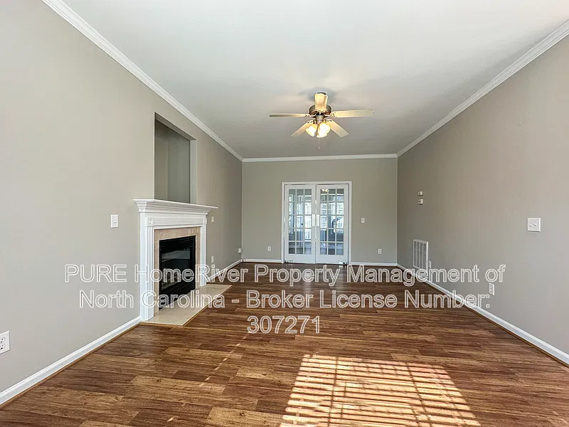 3 bed, 3.0 bath, 2261 sqft, $2,350 — Photo 4