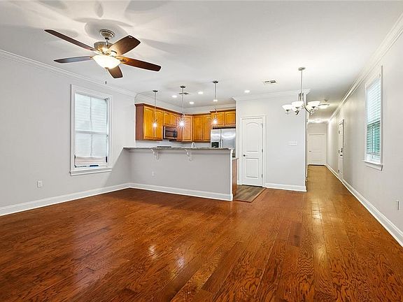 4th image of 2053 Jackson Ave