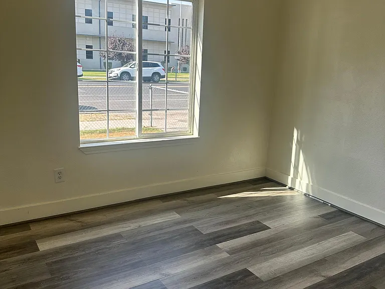1155 Letts Ave — Photo 6